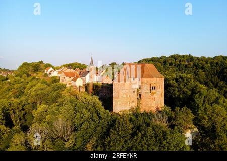 France, Bas Rhin, Parc régional des Vosges du nord, la petite Pierre, le château de Lutzelstein à la pointe du vieux village, Maison du Parc, siège du Parc naturel régional des Vosges du Nord (vue aérienne) Banque D'Images