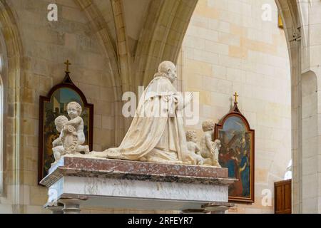 France, Loiret, Vallée de la Loire classée au patrimoine mondial de l'UNESCO, Cléry Saint André, basilique notre Dame de Cléry en style gothique flamboyant, tombeau de Louis XI Banque D'Images