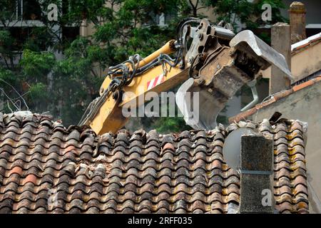 France, Var, Sanary sur Mer, destruction d'une maison traditionnelle pour construire un bâtiment, pelle mécanique, toiture Banque D'Images