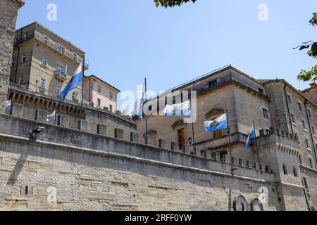 SAINT-MARIN, le 5 JUILLET 2022 - murs et drapeaux de la cité-état de Saint-Marin, Europe Banque D'Images