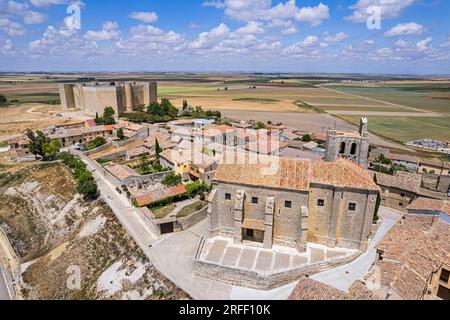 Espagne, Castille-et-Léon, Montealegre de Campos, l'église et le château (vue aérienne) Banque D'Images