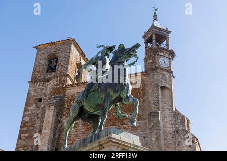 Espagne, Estrémadure, Trujillo, Plaza Mayor, statue équestre de Francisco Pizarro (par Charles Ramsey et Mary Harriman) devant l'église San Martin Banque D'Images