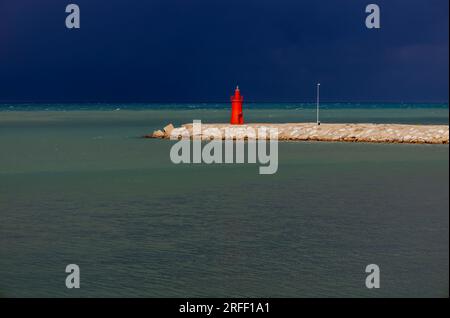 La jetée de Trani avec le phare rouge, province de Barletta-Andria-Trani sur la mer Adriatique, Pouilles, Italie Banque D'Images