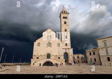 TRANI, ITALIE, 8 JUILLET 2022 - la Basilique Cathédrale de la Bienheureuse Vierge Marie de l'Assomption à Trani, Pouilles, Italie Banque D'Images