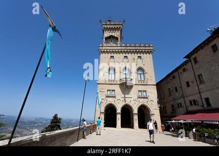 SAINT-MARIN, le 5 JUILLET 2023 - vue de la place de la liberté avec le Palais public et la Statue de la liberté à Saint-Marin, République de Saint-Marin, Europe Banque D'Images