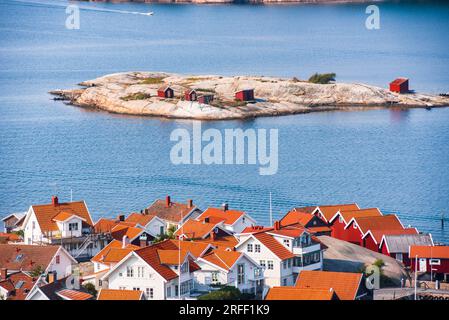 Suède, Bohuslan, Fjallbacka, vue sur la ville depuis la falaise de Vetteberget. vue aérienne sur la ville Banque D'Images