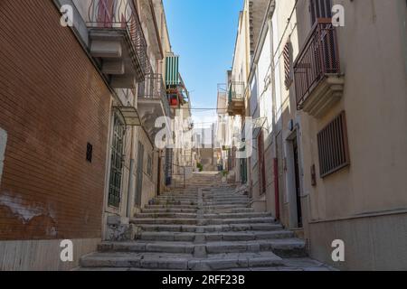 Un escalier typique dans le centre historique de la ville de Canosa di Puglia, dans la province de Barletta-Andria-Trani, Pouilles, Italie Banque D'Images