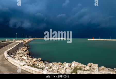 La jetée de Trani avec les phares rouge et vert, province de Barletta-Andria-Trani sur la mer Adriatique, Pouilles, Italie Banque D'Images