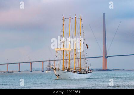 France, Calvados, Honfleur, Armada 2023, Grand Parade, Santa Maria Manuela quitte la baie de la Seine en lumière dorée, le Français et le Pont de Normandie en arrière-plan Banque D'Images