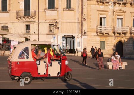 Italie, Sicile, Syracuse, île d'Ortigia, site du patrimoine mondial de l'UNESCO, pousse-pousse automatique sur la place Aretusa Banque D'Images