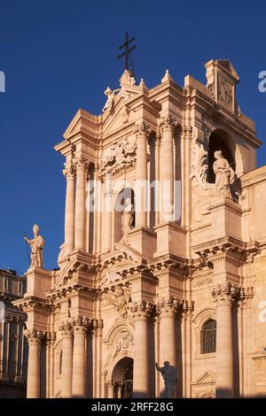 Italie, Sicile, Syracuse, île d'Ortigia, site classé au patrimoine mondial de l'UNESCO, la cathédrale métropolitaine de la Nativité de la très Sainte Vierge Marie (Cattedrale Metropolitana della Natività di Maria Santissima) Banque D'Images