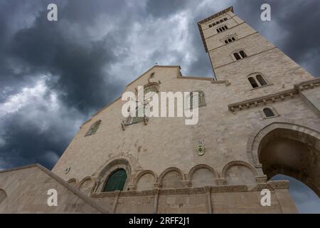 TRANI, ITALIE, 8 JUILLET 2022 - la Basilique Cathédrale de la Bienheureuse Vierge Marie de l'Assomption à Trani, Pouilles, Italie Banque D'Images