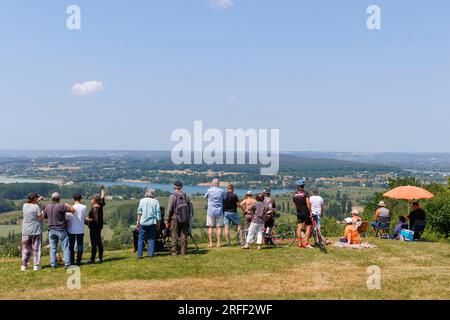 France, Eure, Barneville-sur-Seine, Armada 2023, les spectateurs acclament les tallships Banque D'Images