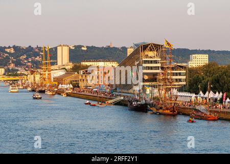 France, Seine-Maritime, Rouen, Armada 2023, grands voiliers amarrés à quai, Hedquarters Métropole Rouen Normandie et foule de touristes visitant l'événement, vue surélevée depuis le pont Gustave Flaubert Banque D'Images