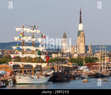 France, Seine-Maritime, Rouen, Armada 2023, Cuauhtemoc et grands voiliers accostés à quai et foule de touristes visitant l'événement, cathédrale notre-Dame en arrière-plan, vue surélevée depuis le pont Gustave Flaubert Banque D'Images