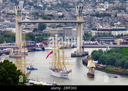 France, Seine-Maritime, Canteleu, Armada 2023, vue surélevée sur Rouen et le pont Gustave Flaubert, départ du grand voilier indonésien Bima Suci et de la frégate russe Shtandart Banque D'Images