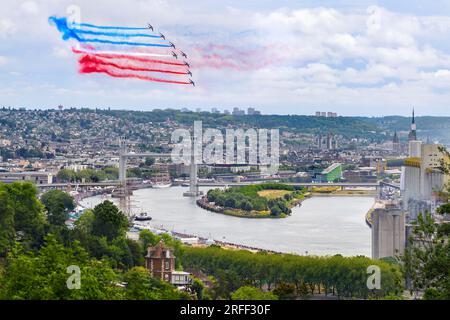 France, Seine-Maritime, Canteleu, Armada 2023, vue surélevée sur Rouen et le Pont Gustave Flaubert, départ du grand voilier indonésien Bima Suci et de la frégate russe Shtandart Banque D'Images