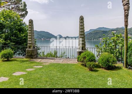 Vue sur le lac de Lugano, Suisse, depuis Parco Scherrer, Morcote, avec Porto Ceresio, Italie, en arrière-plan Banque D'Images