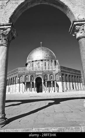 Dôme du temple à Jérusalem, Israël. Le soleil de l'après-midi brille sur le Dôme doré du Rocher et les clochers de l'église. Banque D'Images