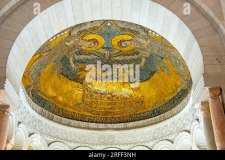 France, Loiret, Vallée de la Loire classée au patrimoine mondial de l'UNESCO, Germigny des Prés, oratoire carolingien ou église de la très Sainte Trinité, Pieta en chêne de l'école bourguignonne (16e siècle) et seule mosaïque byzantine (9e siècle) en France avec deux anges entourant l'arche de l'Alliance Banque D'Images