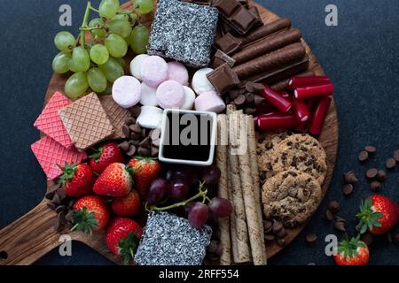 Sélection de fruits et de bonbons sur un plateau Banque D'Images