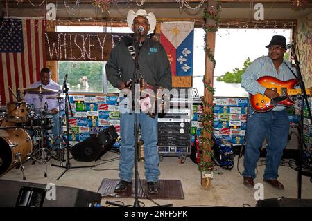 États-Unis, Louisiane, Henderson, musicien Zydeco Geno Delafosse joue au club Whiskey River sur le bassin de l'Atchafalaya Banque D'Images