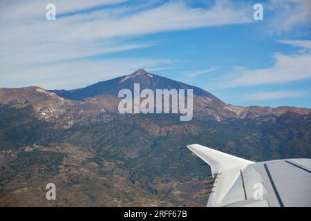 L'Espagne, les îles Canaries, l'île de Ténérife, le parc national du Teide, classé au patrimoine mondial de l'UNESCO, le sommet de Teïde et de Pico Viejo vu de l'avion Banque D'Images