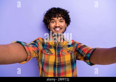 Selfie de record nouvelle vidéo influenceur célèbre blogueur portrait photo de jeune petit ami montrer son sourire isolé sur fond de couleur violette Banque D'Images