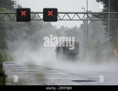 ARNHEM - Croix rouges au-dessus de l'A12 fermée pour travaux. L'autoroute près d'Arnhem est fermée pendant des jours en direction de l'Allemagne en raison d'un important entretien par Rijkswaterstaat. ANP SEM VAN DER WAL pays-bas Out - belgique Out Banque D'Images