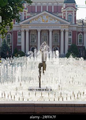 Théâtre national IIvan Vazov et fontaine d'eau situé dans le jardin de la ville, dans la ville de Sofia, Bulgarie. 2 août 2023. Banque D'Images