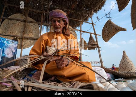 Le fabricant de paniers au festival de boutre de katara travaille à la reconstitution historique médiévale locale Banque D'Images