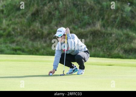 Irvine, Royaume-Uni. 03 août 2023. Un jour 1 du tournoi Women's Scottish Open de golf, un terrain international de 145 compétiteurs a commencé à se lancer au Dundonald Links Golf course, près d'Irvine, Ayrshire Scotland, Royaume-Uni. La compétition, sur 4 jours est pour un sac à main de 2 000 000 $ et la coupe après le deuxième tour sera pour le top 65 et cravates. Minami Katsu met en place son putt sur le 4e green. Crédit : Findlay/Alamy Live News Banque D'Images