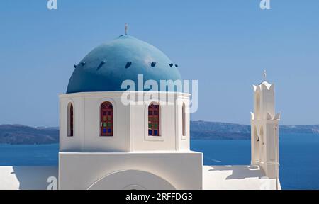 Gros plan du dôme bleu de l'église blanchie à la chaux, IA (Oia), Santorin, Grèce Banque D'Images