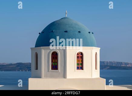 Gros plan du dôme bleu de l'église blanchie à la chaux, IA (Oia), Santorin, Grèce Banque D'Images