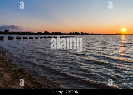 Dragons Teeth, blocs de défense de pièges de chars de la Seconde Guerre mondiale, à Studland, Dorset Royaume-Uni au coucher du soleil en juillet Banque D'Images