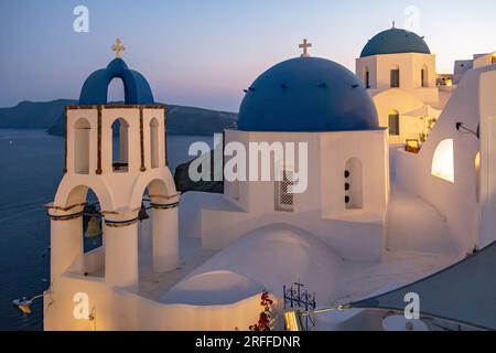 Deux églises à dôme bleu - Agios Spiridonas (St Spyridon) et l'église d'Anastasis (Résurrection) - à la tombée de la nuit, IA (Oia), Santorin, Grèce Banque D'Images