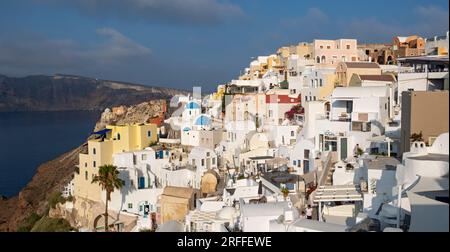 Vue panoramique du village de IA (Oia), Santorin (Thira), Grèce Banque D'Images