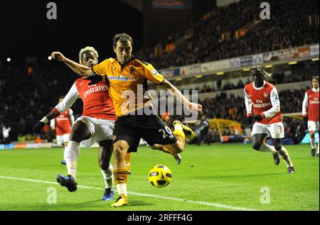 Nenad Milijas de Wolverhampton Wanderers et Alexandre Song de Arsenal Barclays Premier League - Wolverhampton Wanderers contre Arsenal 10/11/2010 Banque D'Images