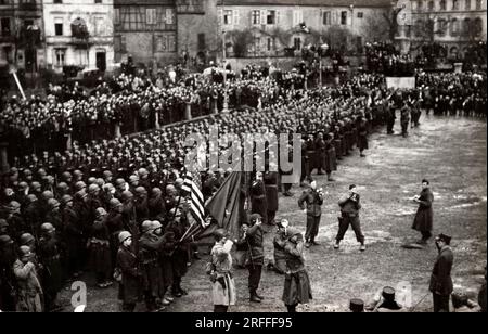 Voyage du général Charles de Gaulle (1890-1970) en Alsace, Colmar, revue des troupes - Photographie 12021945 Banque D'Images