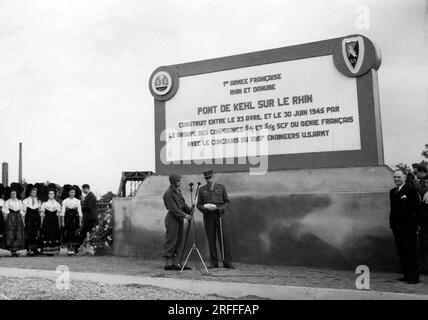 Inauguration du pont de Kehl sur le Rhin, par le général Jean de Lattre de Tassigny (1889-1952) - Photographie 7071945 Banque D'Images