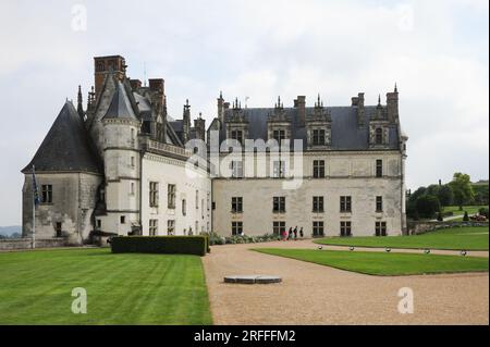 Amboise, France - 8 août 2013 : le beau château d'Amboise et ses jardins par une journée ensoleillée Banque D'Images
