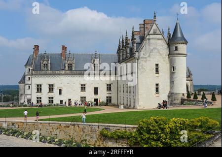 Amboise, France - 8 août 2013 : le beau château d'Amboise et ses jardins par une journée ensoleillée Banque D'Images