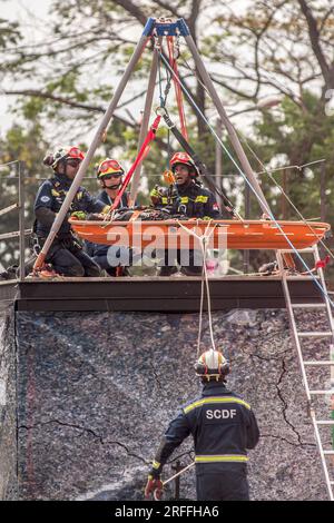 (230803) -- YOGYAKARTA, 3 août 2023 (Xinhua) -- des membres du personnel de la Force de défense civile de Singapour (SCDF) assistent à un exercice de simulation d'intervention d'urgence en cas de catastrophe de l'ASEAN (ARDEX) 2023 au stade Sultan Agung dans le district de Bantul, Yogyakarta, Indonésie, le 3 août 2023. Une réunion de l'ASEAN (Association des nations de l'Asie du Sud-est) sur les risques de catastrophe a débuté mardi dans la province indonésienne de Yogyakarta avec l'agenda central des exercices de simulation d'urgence pour l'atténuation des catastrophes. La réunion, appelée ARDEX, est prévue du 1 au 4 août, avec la participation de plus de 1 000 personnes Banque D'Images