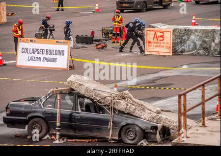 (230803) -- YOGYAKARTA, 3 août 2023 (Xinhua) -- des membres du personnel de l'équipe spéciale malaisienne d'assistance et de sauvetage en cas de catastrophe (SMART) assistent à un exercice de simulation d'intervention d'urgence en cas de catastrophe de l'ASEAN (ARDEX) 2023 au stade Sultan Agung dans le district de Bantul, Yogyakarta, Indonésie, le 3 août 2023. Une réunion de l'ASEAN (Association des nations de l'Asie du Sud-est) sur les risques de catastrophe a débuté mardi dans la province indonésienne de Yogyakarta avec l'agenda central des exercices de simulation d'urgence pour l'atténuation des catastrophes. La réunion, appelée ARDEX, est prévue du 1 au 4 août, à l'heure Banque D'Images