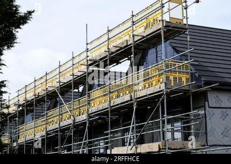 Lockleaze, Bristol, Royaume-Uni. 3 août 2023. Un développement de maisons modulaires a rencontré des problèmes structurels conduisant à la nécessité de démonter et reconstruire les maisons. La construction de maisons modulaires utilise des composants préfabriqués qui sont assemblés sur place pour donner une construction plus rapide. Malheureusement, des problèmes avec les fondations ont fait en sorte que les nouvelles maisons n'auraient pas satisfait au contrôle de qualité de la NHBC. Le développeur L&G travaille avec des acheteurs de maisons qui font face à des retards. Crédit : JMF News/Alamy Live News Banque D'Images