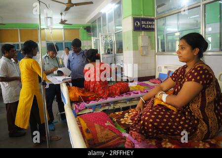 Les patients atteints de dengue reçoivent un traitement dans le service de dengue de l’hôpital Govind Ballabh Pant (GB Hospital), à Agartala. De nombreux cas de dengue ont été signalés à Dhanpur, dans le district de Sepahijala. Tripura, Inde. Banque D'Images