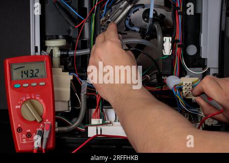 Un concept de gros plan de réparation d'appareils ménagers, en se concentrant sur une machine à café. Réparation professionnelle de l'équipement de préparation du café. Banque D'Images