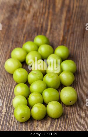 Prunes de cerise sur bois Banque D'Images