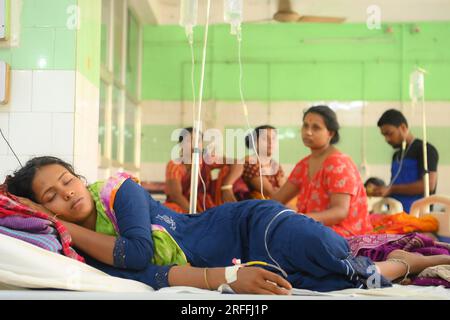 Les patients atteints de dengue reçoivent un traitement dans le service de dengue de l’hôpital Govind Ballabh Pant (GB Hospital), à Agartala. De nombreux cas de dengue ont été signalés à Dhanpur, dans le district de Sepahijala. Tripura, Inde. Banque D'Images