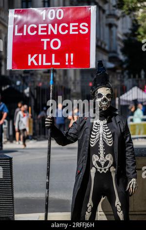 Londres, Royaume-Uni. 3 août 2023. Death fait passer son message - Our leaders Fiddle tandis que Rhodes Burns action by extinction Rebellion à l'extérieur de Downing Street. Il proteste contre le Premier ministre Rishi Sunak qui autorise de nouvelles licences pour le pétrole et le gaz de la mer du Nord. Crédit : Guy Bell/Alamy Live News Banque D'Images